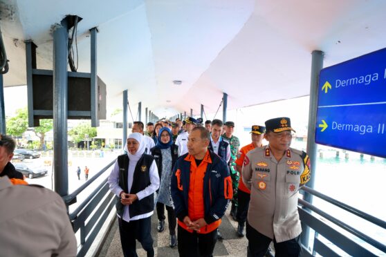 Kepala Basarnas RI, Gubernur Jawa Timur, dan Kapolda Jatim meninjau arus Natal dan Tahun Baru di Pelabuhan Ketapang Banyuwangi.
