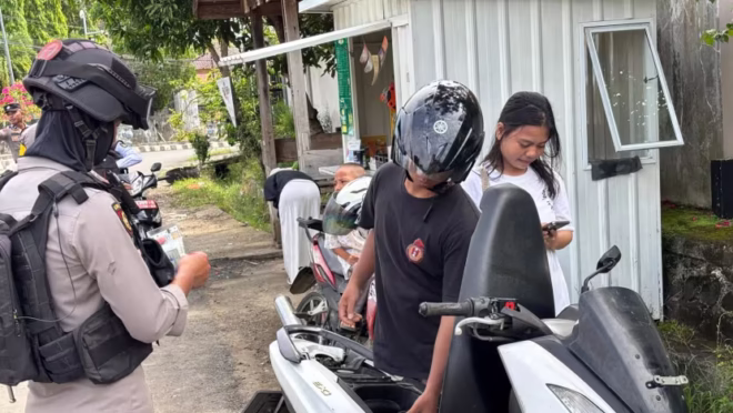 Petugas memantau rekaman kamera ETLE di pusat kontrol Korlantas Polri.