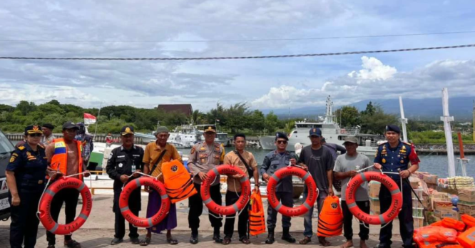 Petugas membagikan life jacket kepada awak kapal rakyat di Pelabuhan Boom Banyuwangi