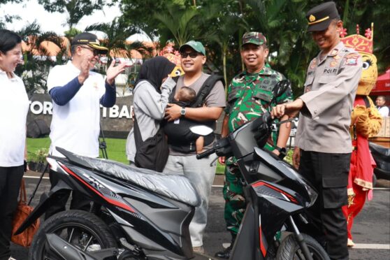 Tri Agus Purnama menerima pengumuman kemenangan Undian Sipundiwangi di CFD Banyuwangi