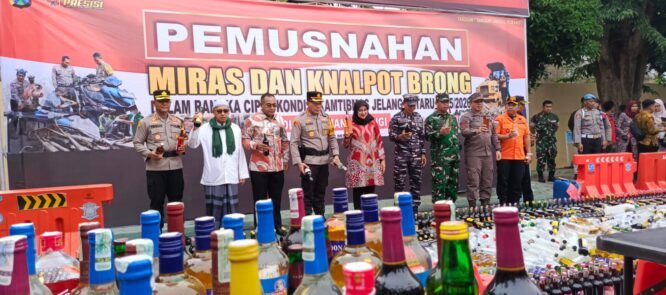 Polresta Banyuwangi memusnahkan ribuan botol miras dan knalpot brong jelang Nataru