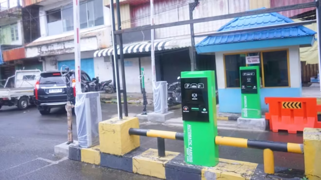 Sosialisasi sistem parkir digital Surabaya menggunakan kartu e-toll dan e-money.