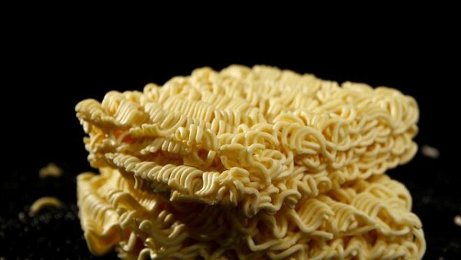 Pengungsi banjir Aceh Tamiang mengonsumsi mi instan