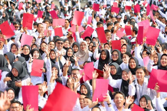 Penyerahan SK PPPK Paruh Waktu kepada ribuan honorer di Banyuwangi