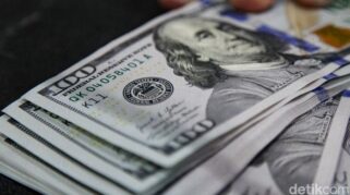 Layar perdagangan menampilkan pergerakan nilai tukar dolar AS terhadap rupiah.