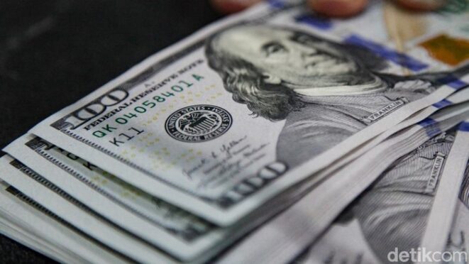 Layar perdagangan menampilkan pergerakan nilai tukar dolar AS terhadap rupiah.