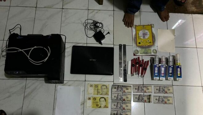 Barang bukti uang palsu dolar AS dan SGD