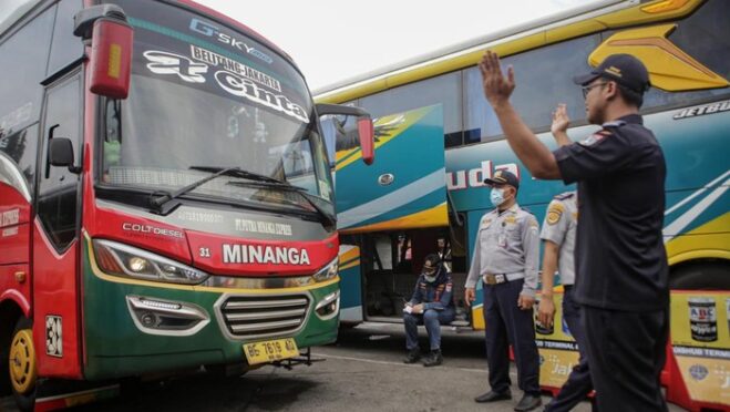Petugas Dishub DKI memeriksa bus angkutan Natal dan Tahun Baru