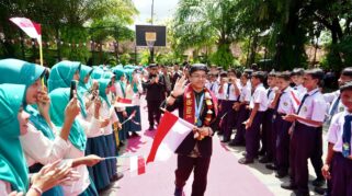 Reyno MTsN 3 Banyuwangi menerima apresiasi atas prestasi perak IJSO 2025.