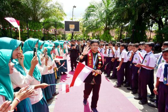 Reyno MTsN 3 Banyuwangi menerima apresiasi atas prestasi perak IJSO 2025.