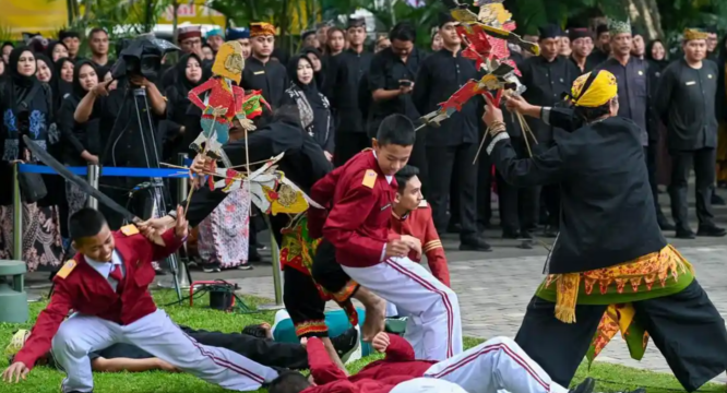 Siswa Sekolah Rakyat Banyuwangi menampilkan fragmen Perang Puputan Bayu saat Harjaba ke-254
