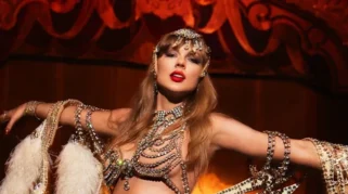 Taylor Swift bersama kru Eras Tour