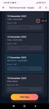 Warga berupaya mengakses tiket Festival Harjaba Banyuwangi melalui aplikasi daring.