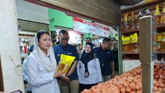 Wamendag Dyah Roro Esti Widya Putri memantau harga pangan di Pasar Johar Baru