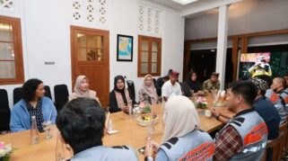 Geolog melakukan penelitian mineral di Pulau Merah dan Geopark Ijen Banyuwangi