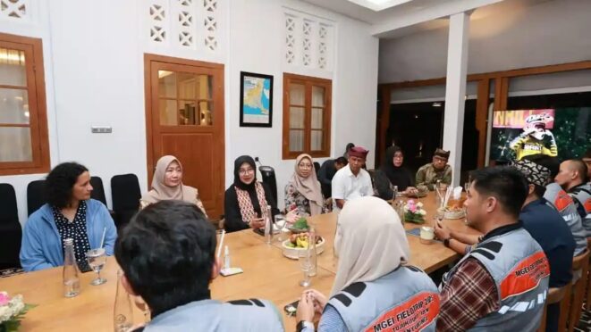 Geolog melakukan penelitian mineral di Pulau Merah dan Geopark Ijen Banyuwangi