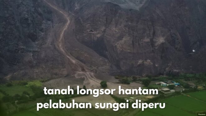Warga dan tim penyelamat di tepi sungai Iparia setelah kapal tenggelam akibat tanah longsor