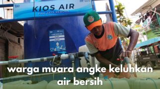Warga Muara Angke mengisi air bersih dari gerobakan
