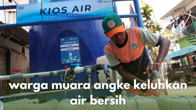Warga Muara Angke mengisi air bersih dari gerobakan