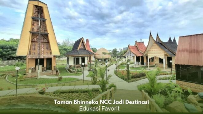 Pengunjung menikmati area rumah adat di Taman Bhinneka NCC Surabaya