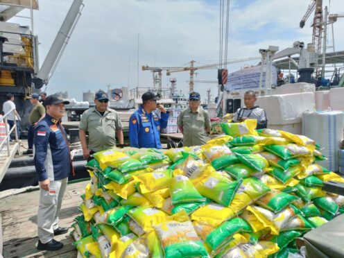 Penyerahan bantuan Akpol 1990 untuk korban banjir bandang Aceh Tamiang