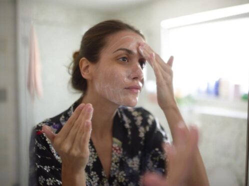 Produk skincare berbasis air untuk kulit berjerawat