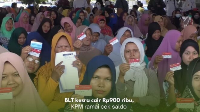 Penerima bantuan sosial mengecek saldo BLT Kesra di ATM