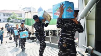 Bantuan air mineral Le Minerale dikirimkan menggunakan KRI RJW-992 untuk korban banjir Sumatra.