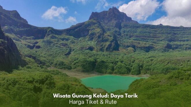 Pemandangan kawah hijau Gunung Kelud di Jawa Timur