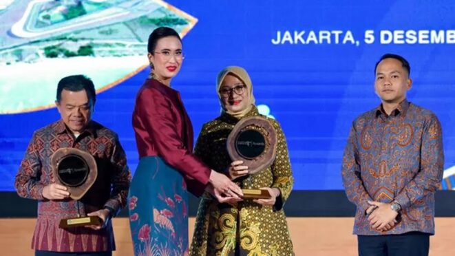 Bupati Ipuk Fiestiandani menerima penghargaan Most Inspiring Tourism Leader 2025