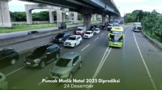 Kemacetan di jalan tol menjelang masa mudik Natal 2025.