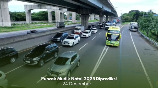 Kemacetan di jalan tol menjelang masa mudik Natal 2025.