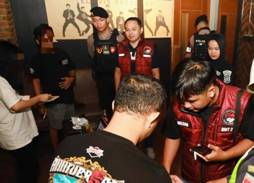 Petugas Polres Jember melakukan razia tempat hiburan malam jelang Nataru