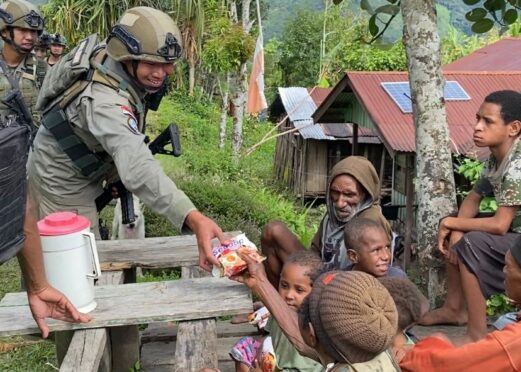 Patroli humanis Satgas Ops Damai Cartenz di Kampung Apom Kiwirok