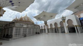 Masjid Ar Rahman Blitar dengan arsitektur mirip Masjid Nabawi
