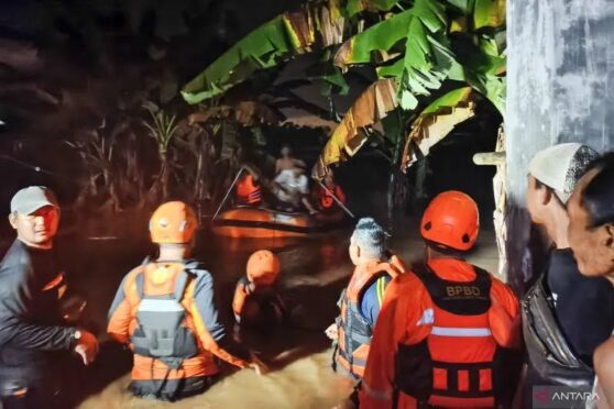 Basarnas Banyuwangi evakuasi korban banjir Muncar