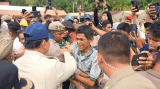 Presiden Prabowo Subianto menyapa pengungsi di Agam