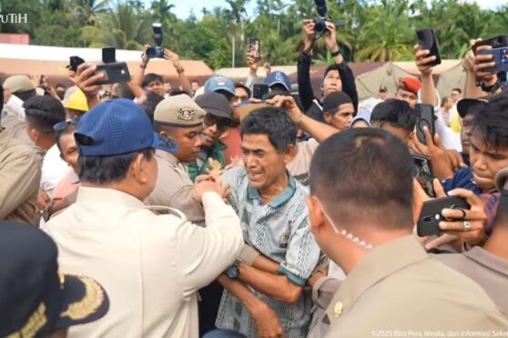 Presiden Prabowo Subianto menyapa pengungsi di Agam