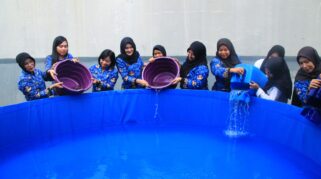 Pegawai Lapas Banyuwangi melepas bibit lele