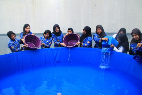 Pegawai Lapas Banyuwangi melepas bibit lele