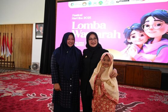 Pelajar Banyuwangi menyampaikan tanda cinta pada Hari Ibu