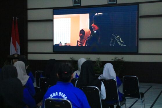 Warga binaan Lapas Banyuwangi mengikuti nobar Hari Ibu