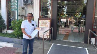 Ketua DPW JPKP Jatim saat menyampaikan laporan ke Kejari Banyuwangi