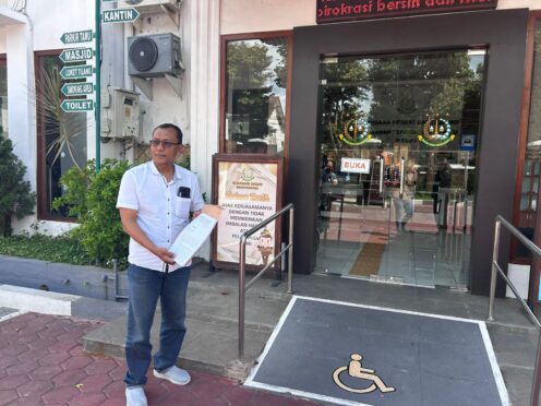 Ketua DPW JPKP Jatim saat menyampaikan laporan ke Kejari Banyuwangi