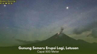 Erupsi Gunung Semeru dengan kolom abu setinggi 900 meter