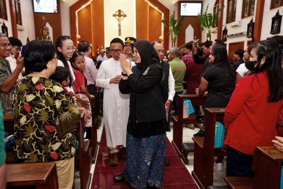 Bupati Ipuk bersama Forkopimda patroli ke gereja saat malam Natal di Banyuwangi