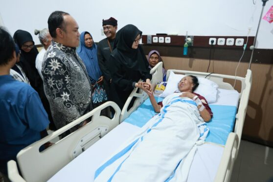 Bupati Ipuk menjenguk maestro Gandrung Mbok Temu di RSUD Blambangan