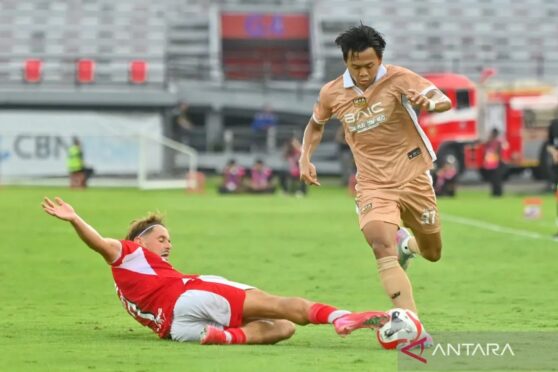 Pemain Bali United dan Dewa United berebut bola pada laga BRI Super League di Stadion Kapten I Wayan Dipta