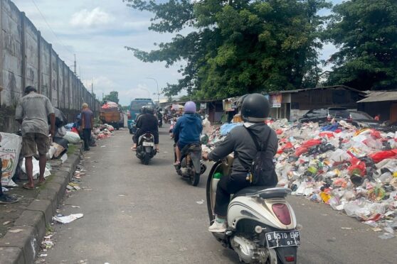 Tumpukan sampah menutup separuh Jalan Baru Plenongan di dekat Stasiun Depok Baru