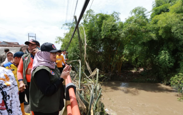 Bupati Banyuwangi Ipuk Fiestiandani meninjau banjir di Kecamatan Muncar